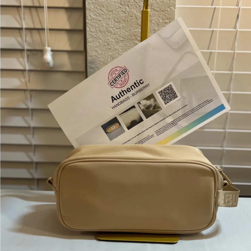 Burberry Hero Tan Toiletry Bag - Authentic COA Included - Picture 3 of 17